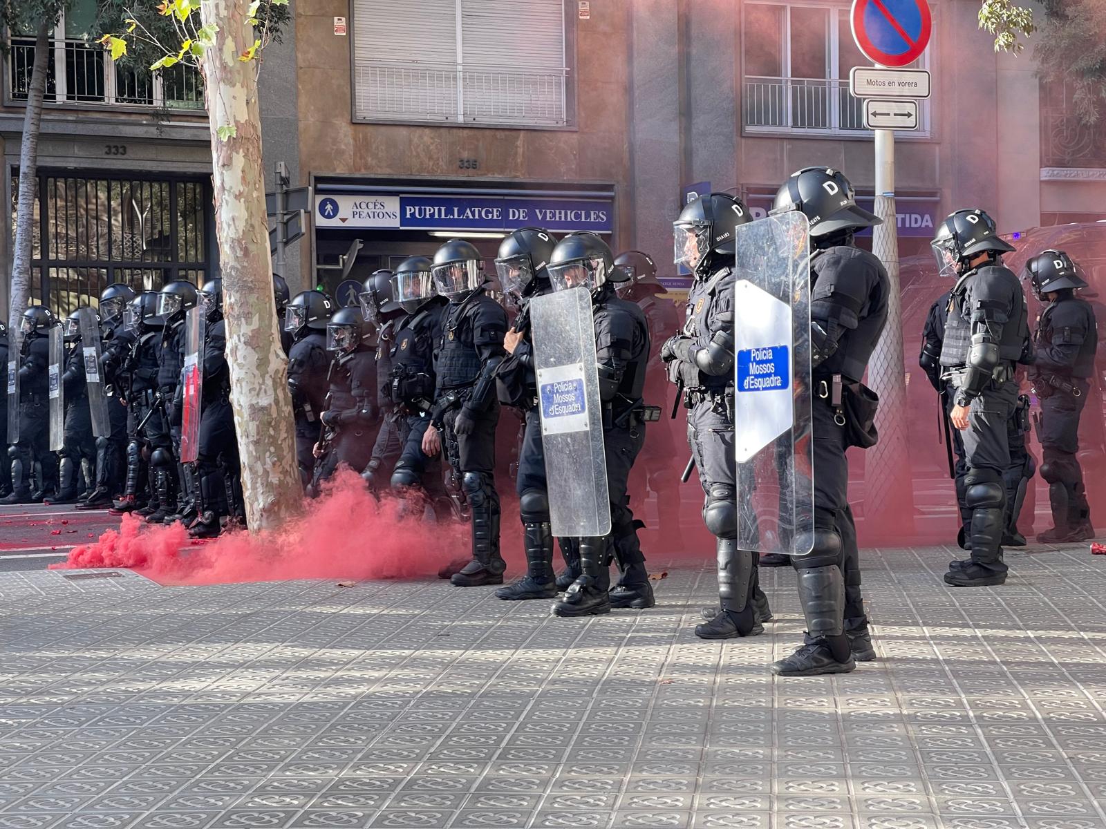La línia dels Mossos en la manifestació de Núcleo Nacional per la Diada/QS