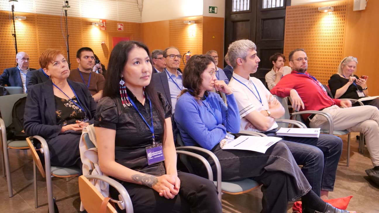 Experts internacionals en drets lingüístics, sociolingüística, dret internacional i defensa de les llengües 