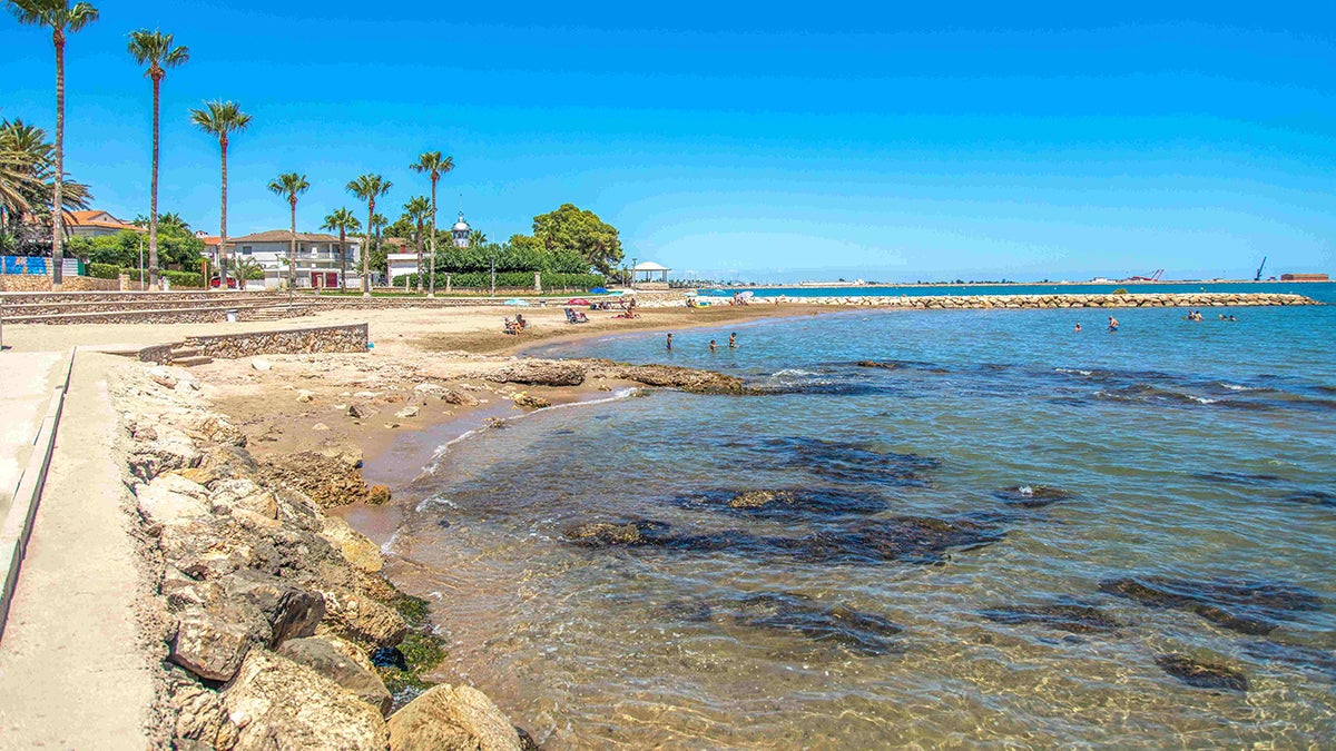 Platja del Far (Vilanova i la Geltrú): història, natura i mar en un mateix lloc
