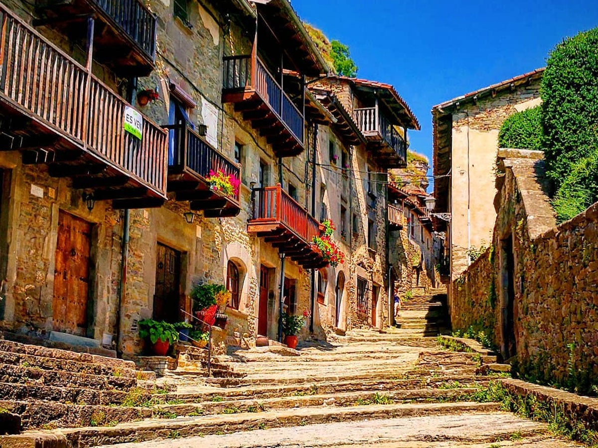 el poble de pedra que amaga un salt d'aigua màgic i que ha captivat els millors directors.