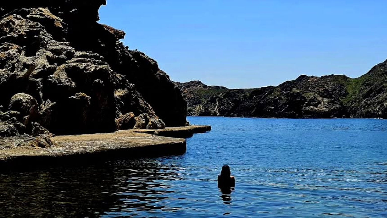Un bany en la calma a la Cala Culip