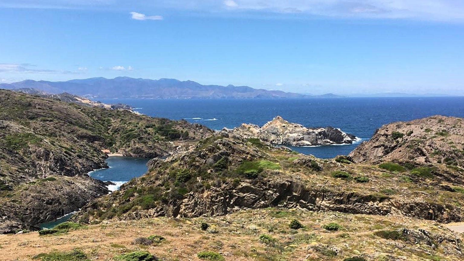 Paisatge esculpit pel vent i el mar de la Cala Culip