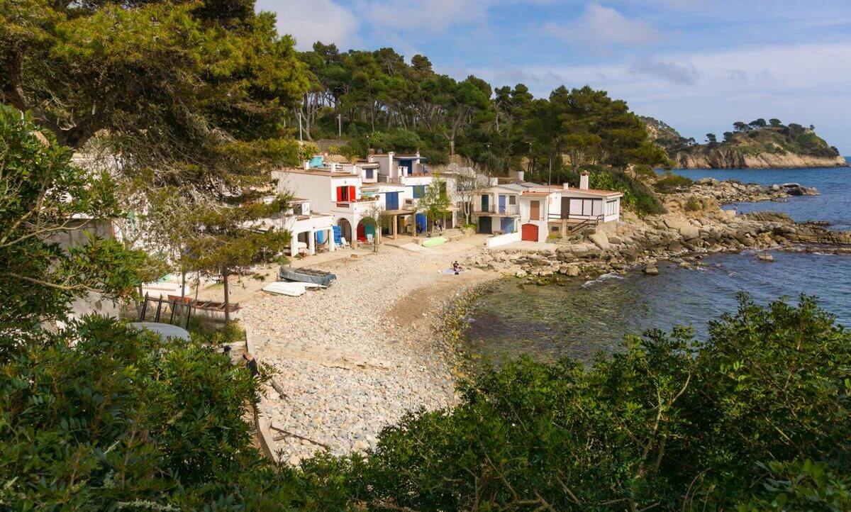El secreto mejor guardado de la Costa Brava una cala con casetas encaladas y mar turquesa