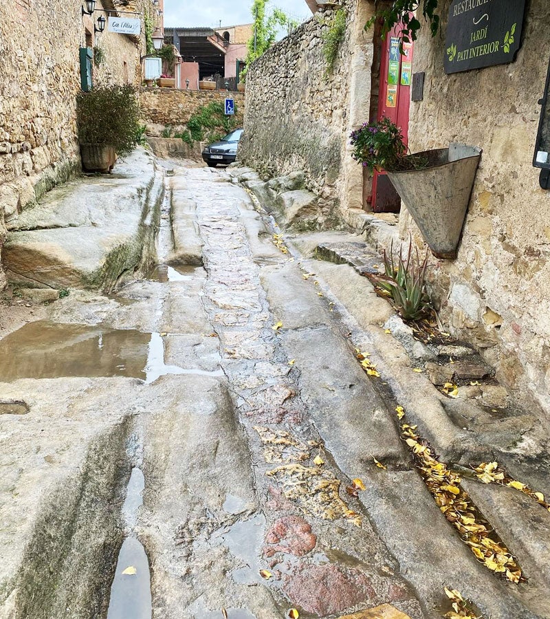 Paviment empedrat amb marques de carretons