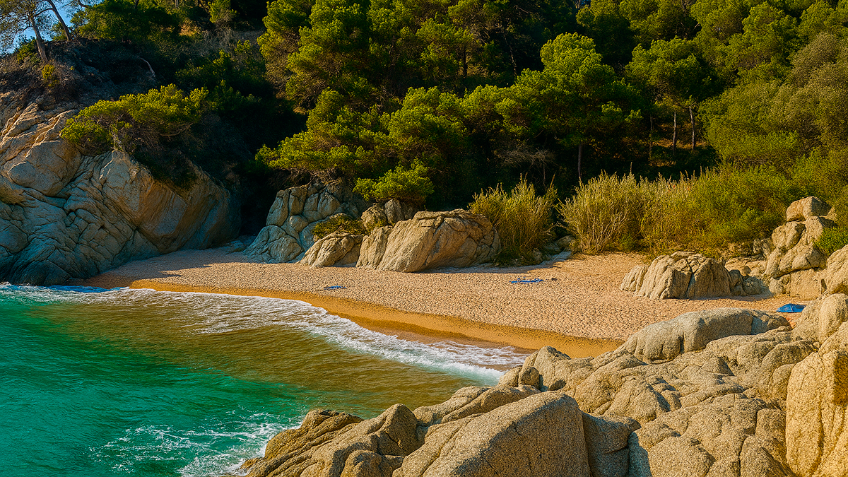 Un castell davant del mar, cales amagades i silenci absolut: així és aquest lloc únic de la Costa Brava

