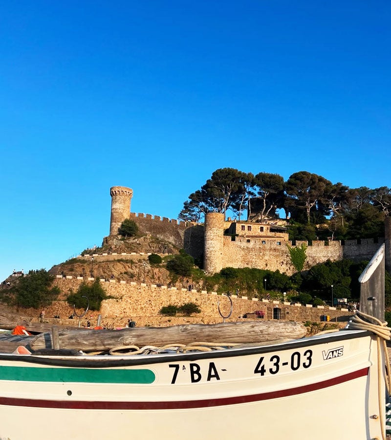 Una vila emmurallada amb vistes de postal