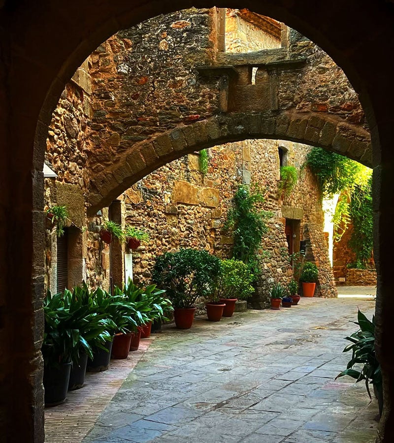 Arcos que te conducen a la plaza central