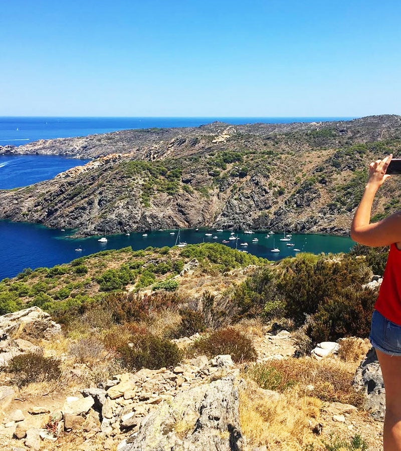 Excursionista toma una fotografía en el camino a la Cala Taballera