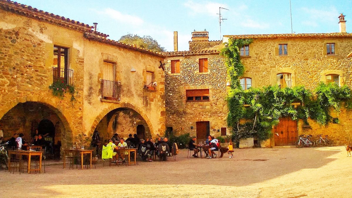Plaza Jaume I en Monells en el Baix Empordà