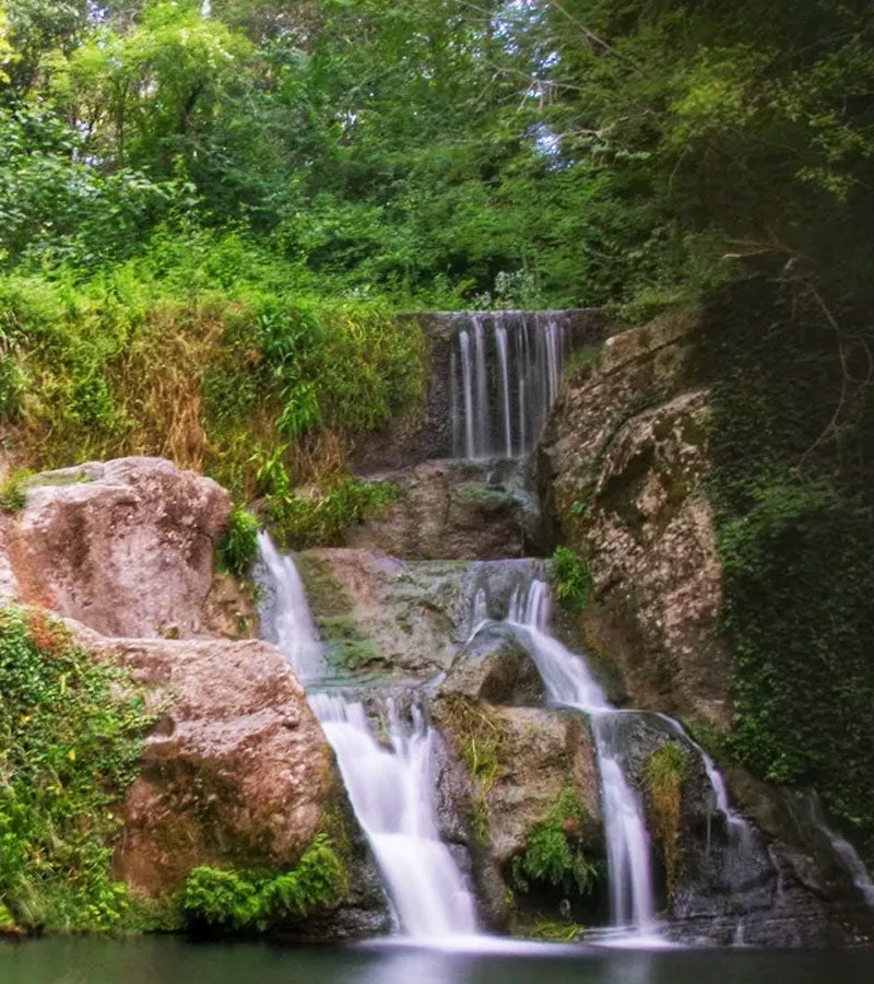 Murmuri constant de petites cascades