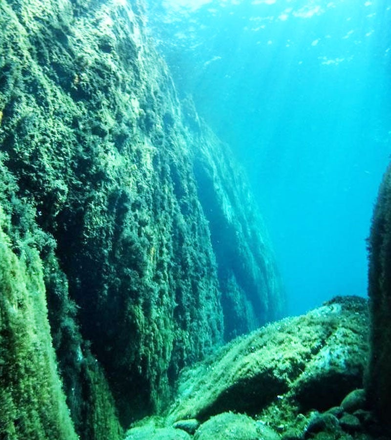 Pasadizo estrecho bajo el agua