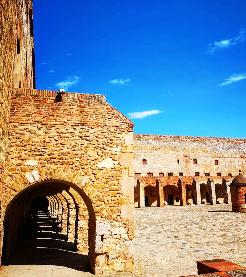 Patio de armas Castillo de Salses