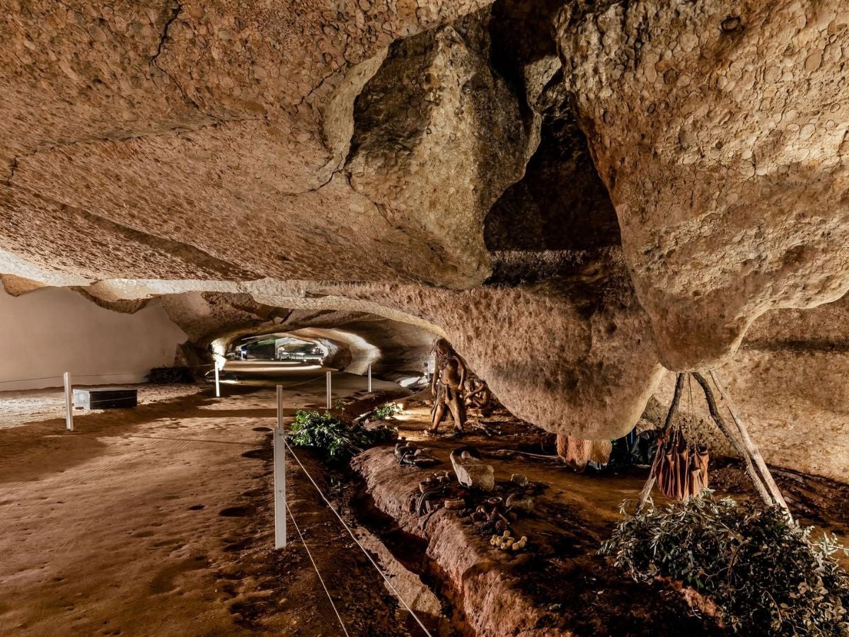 la cova que conserva petjades humanes de fa 120.000 anys