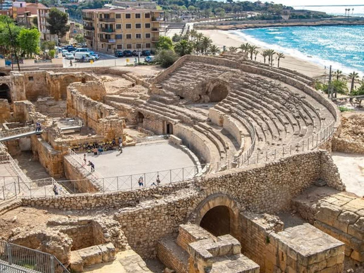 Entre las singularidades del Anfiteatro romano de Tarragona hay una que a menudo pasa desapercibida: su proximidad al mar