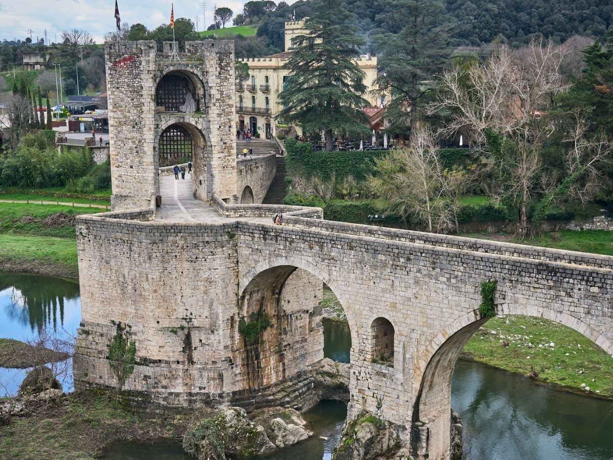 El símbol medieval que dona la benvinguda al poble.