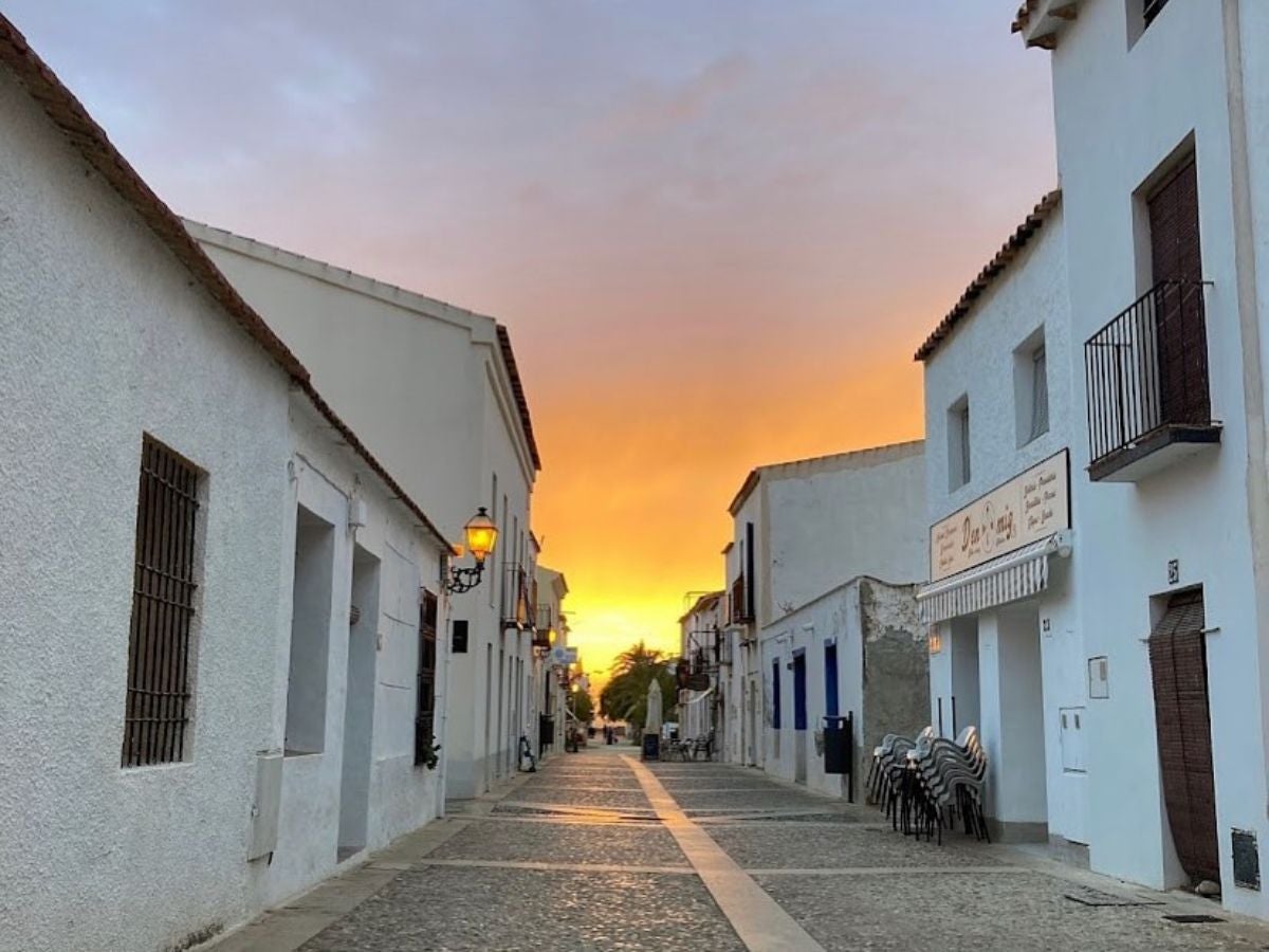 Pasear al atardecer por Tabarca es pura calma.