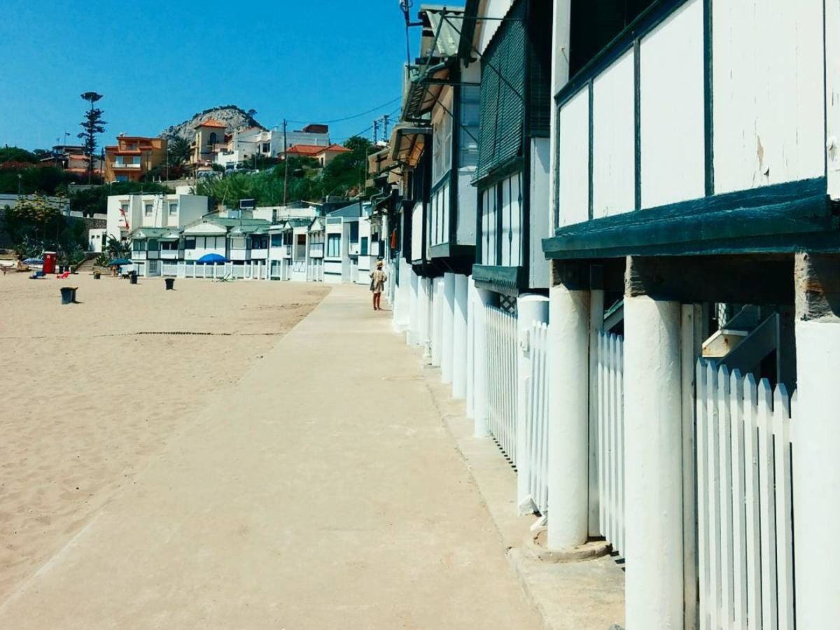 Descubre la cala oculta bajo un acantilado con acceso limitado, aparcamiento vigilado y gastronomía de lujo.