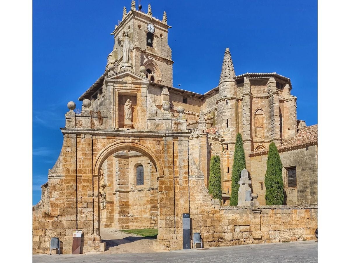 Fachada principal del Monasterio de Vallbona de les Monges, una joya cisterciense que combina elementos románicos, góticos y renacentistas.