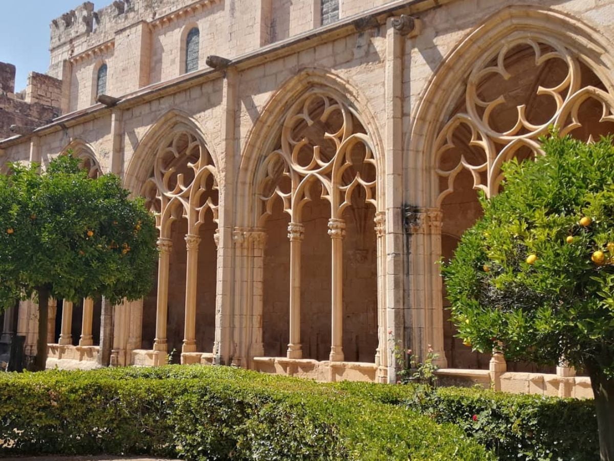 La armonía del claustro de Santes Creus, donde la piedra y la luz escriben siglos de espiritualidad.