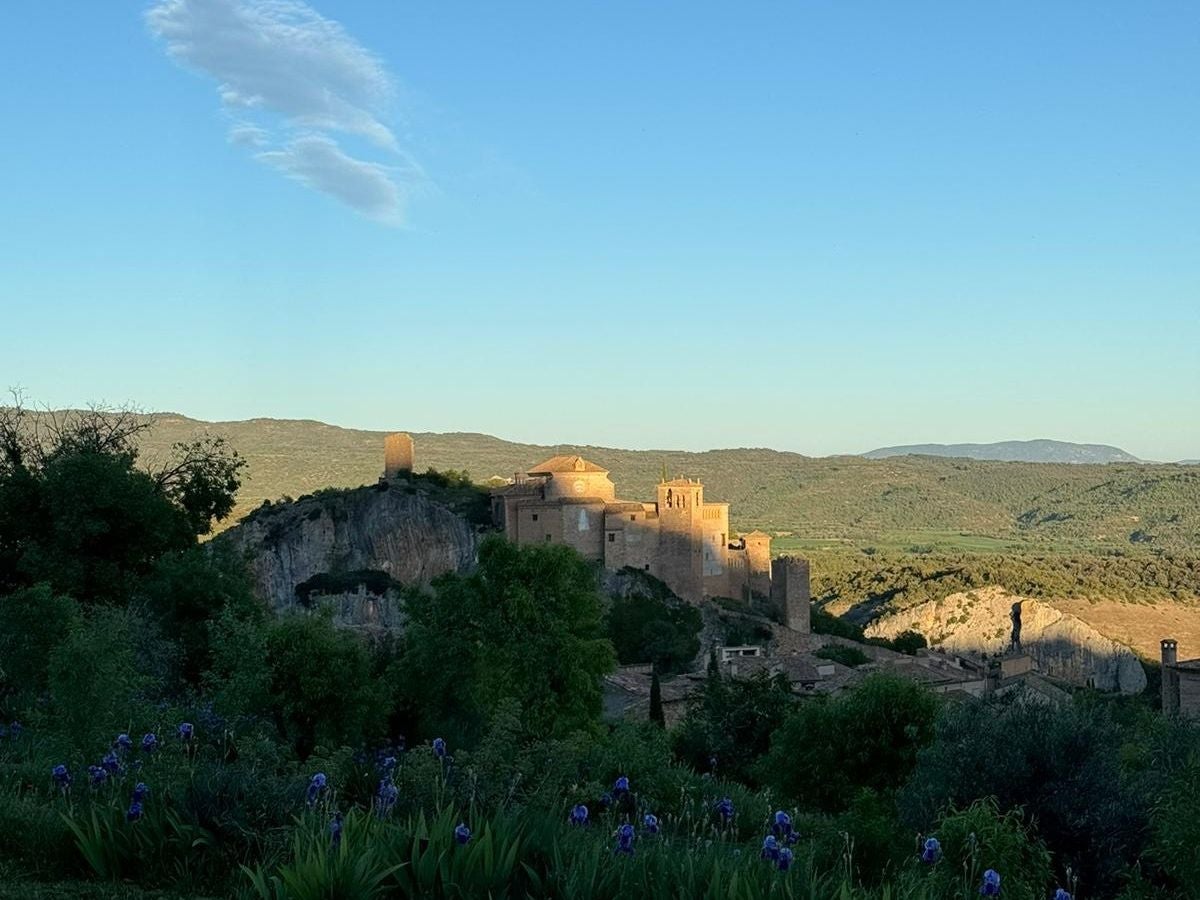 La colegiata de Santa María la Mayor, iluminada por el sol de la tarde.
