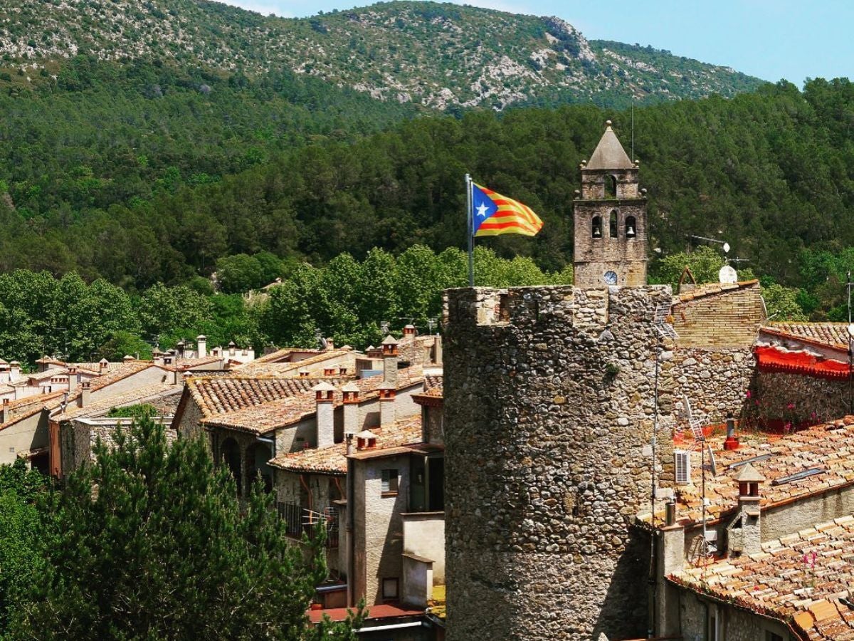 Les muralles medievals i la torre de defensa de Sant Llorenç de la Muga, símbols vius de la seva història mil·lenària.