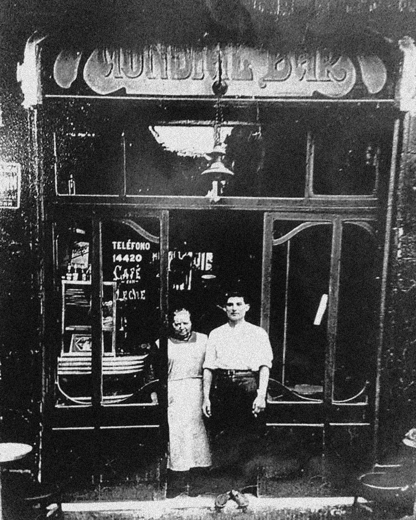 Fotografia històrica del Bar Mundial als anys vint, quan la família Tort n’acabava d’obrir les portes al Born