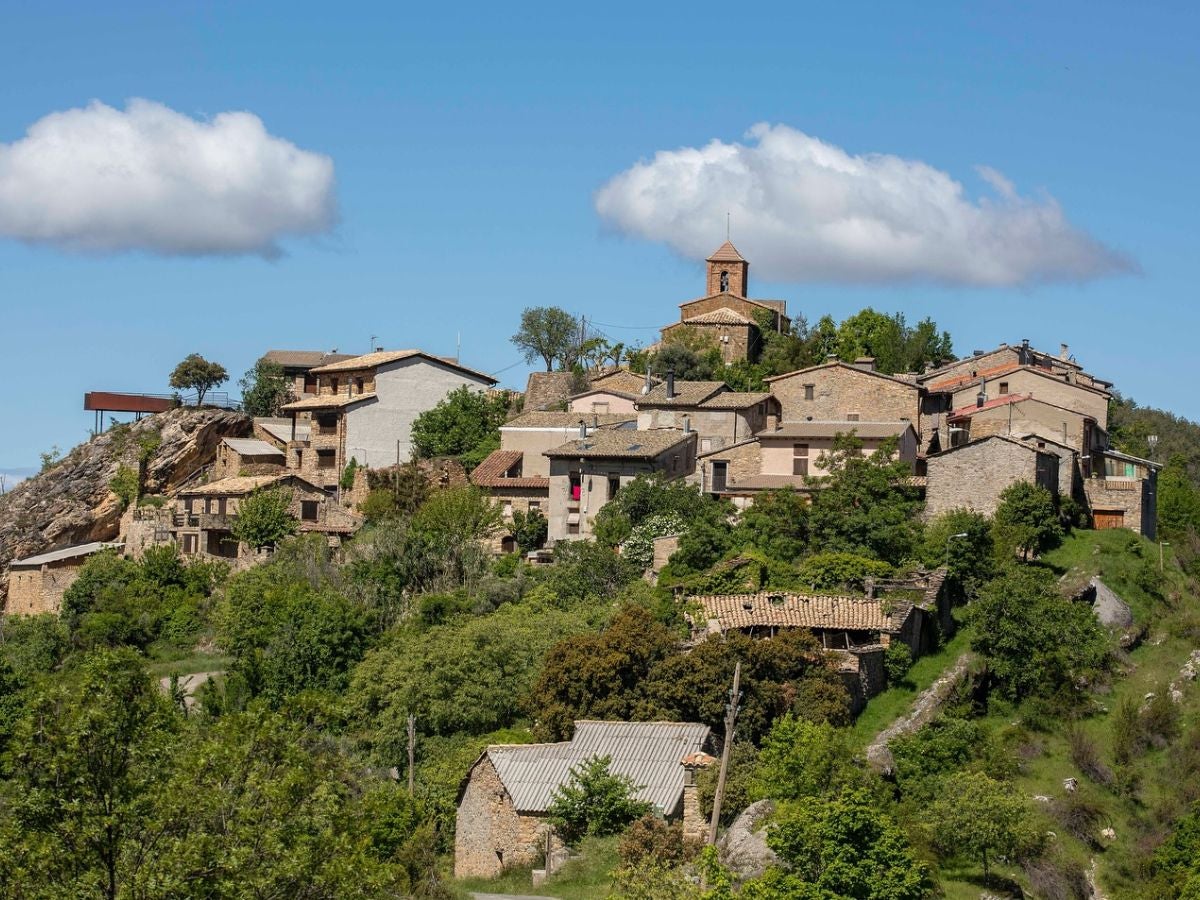 Vista panoràmica d’un dels encisadors pobles del municipi de Tremp, on la pedra i la història es fonen amb el paisatge del Pirineu català.