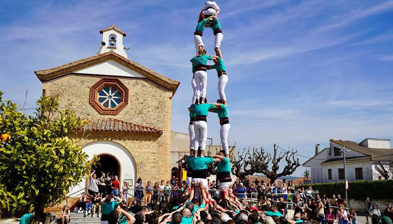 Castellers davant de la Parròquia de Sant Andreu