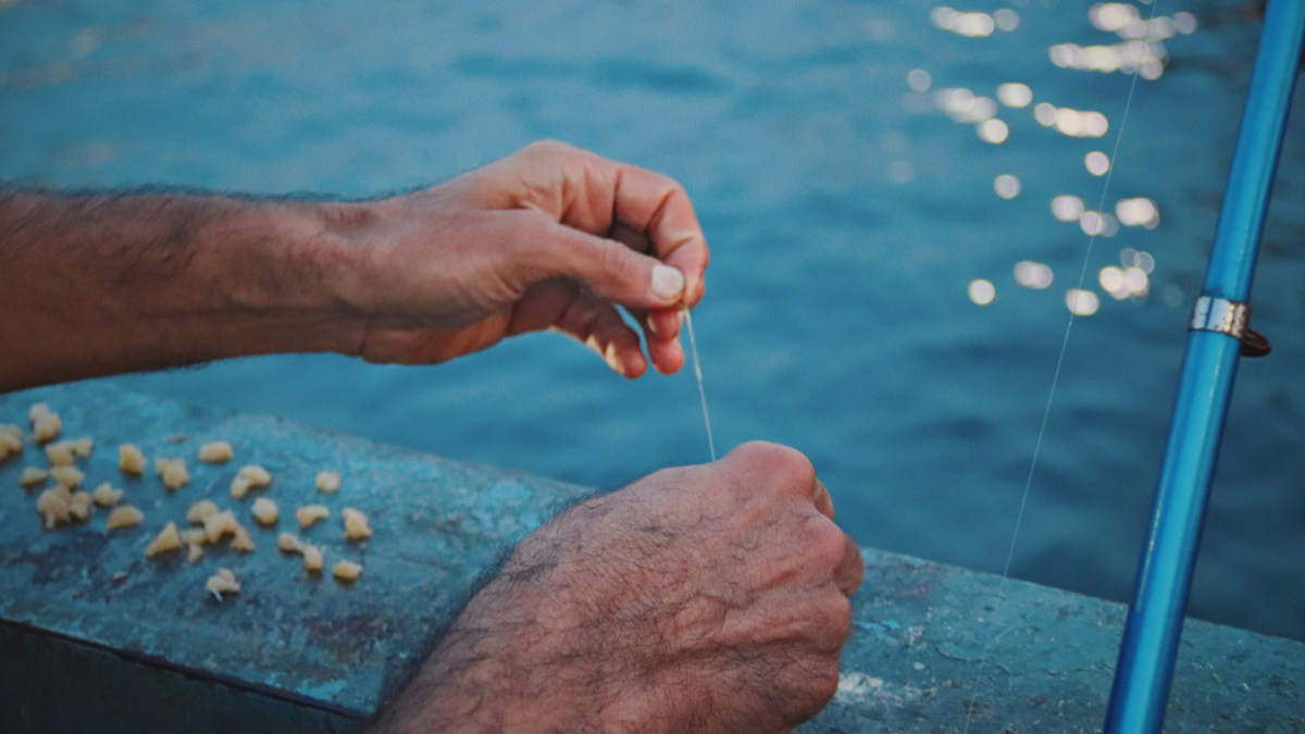 Un refugi de barques blanques i aigües cristal·lines que es resisteix al pas del temps.
