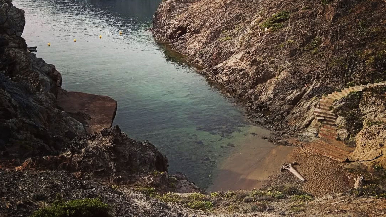 Paisatge esculpit pel vent i el mar de la Cala Culip