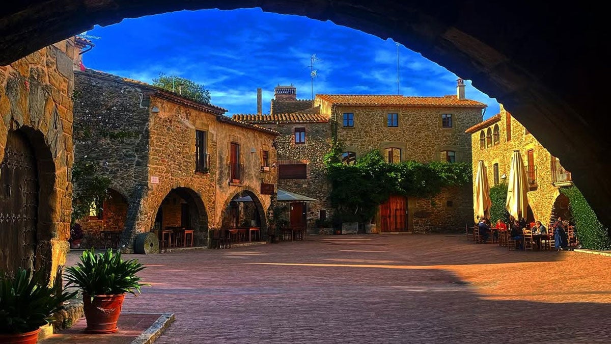 Sembla la Toscana, però és a Catalunya: el poble a una hora i mitja de Barcelona amb un castell i essència medieval