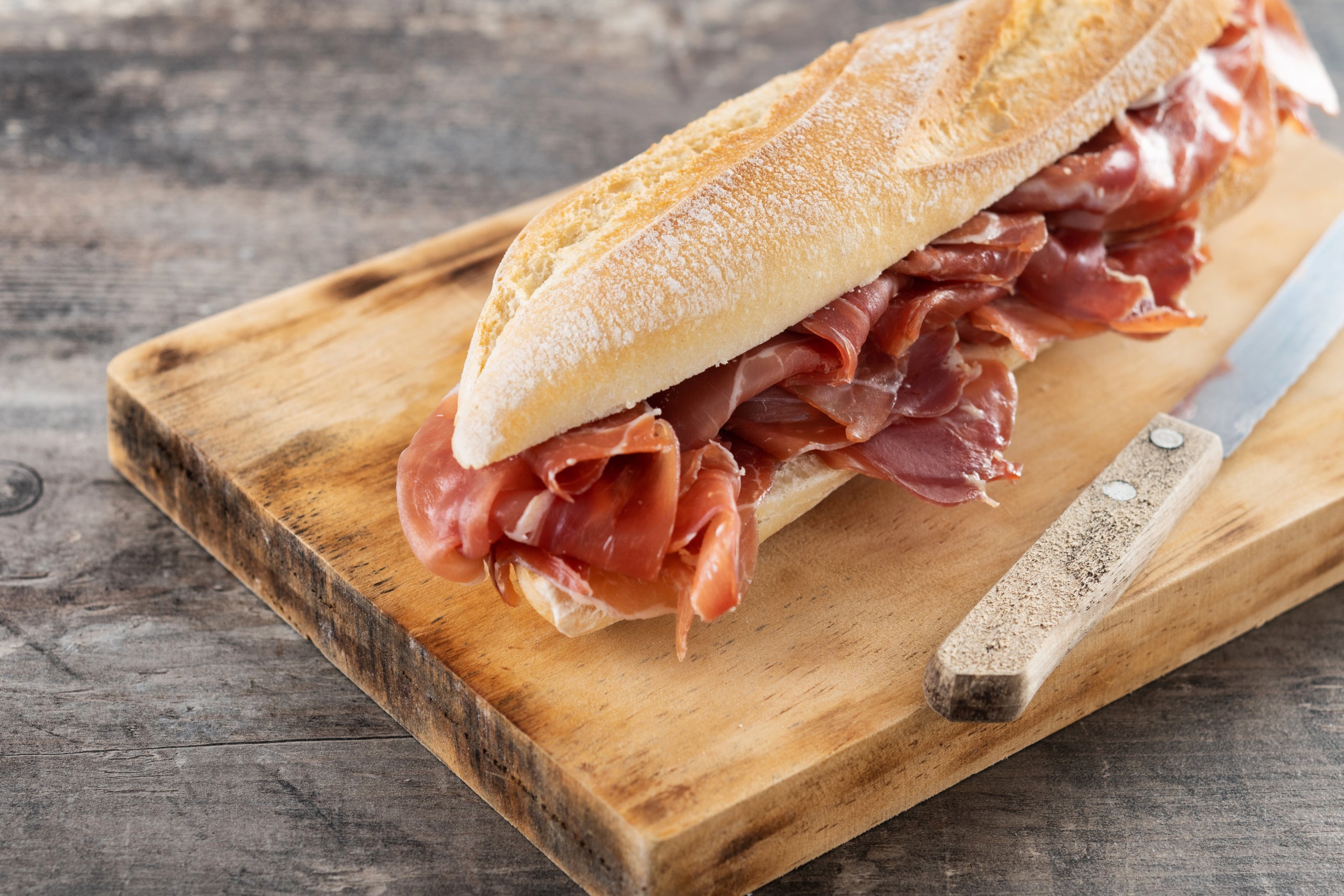 A solo 90 minutos de Cataluña hay un bocadillo de jamón recién cortado que ya es viral