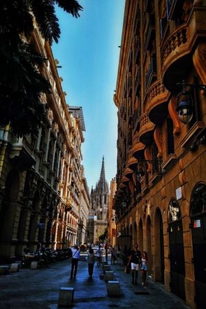 La silueta de la Catedral emergeix entre els carrerons, recordant-nos la grandesa del gòtic català.