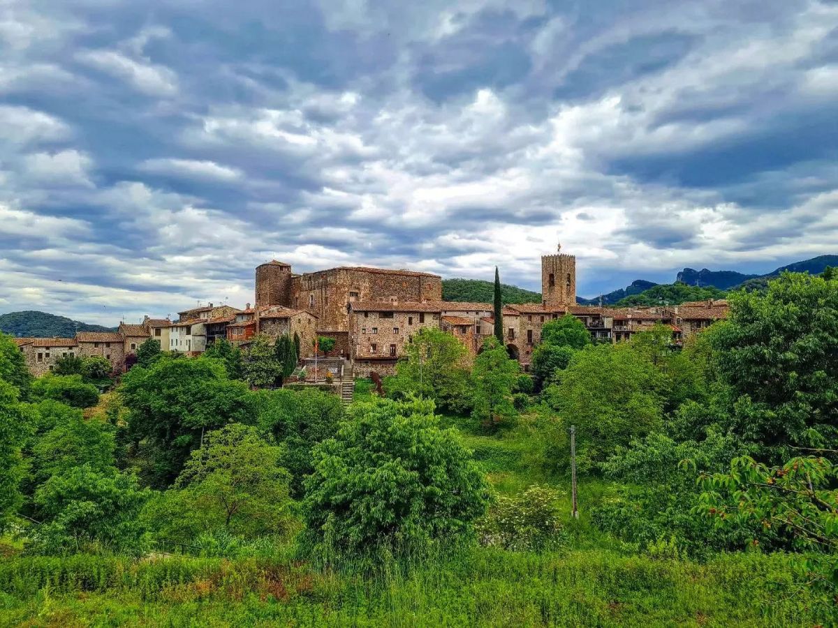 Santa Pau, entre verds volcànics i pedres medievals. Un poble que sembla suspès en el temps.