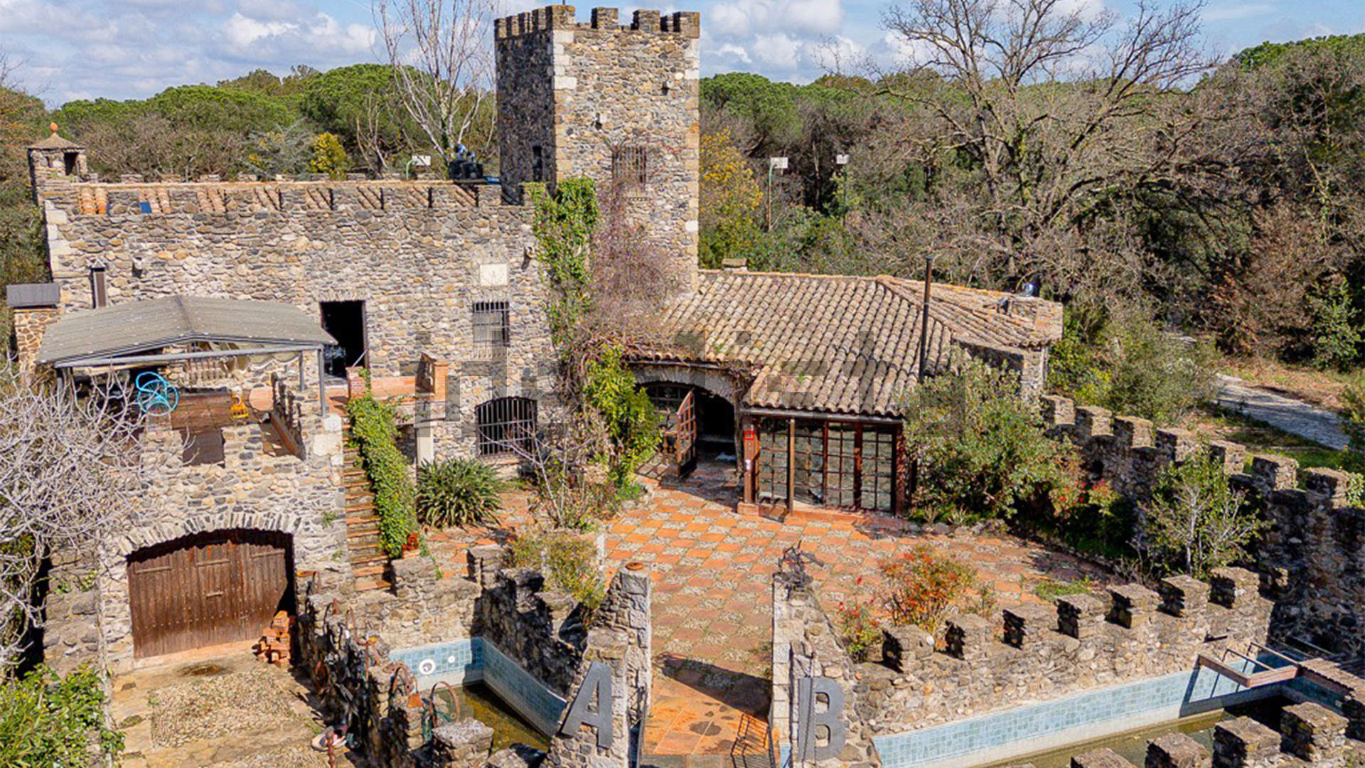 Castillo medieval a la venta en Girona
