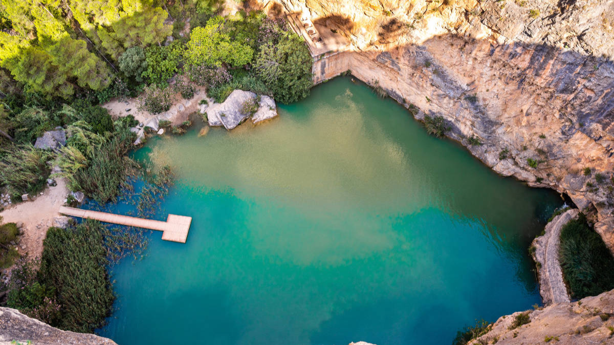 Descubrimos el rincón del interior de Valencia donde el agua es cristalina y el baño es pura magia.