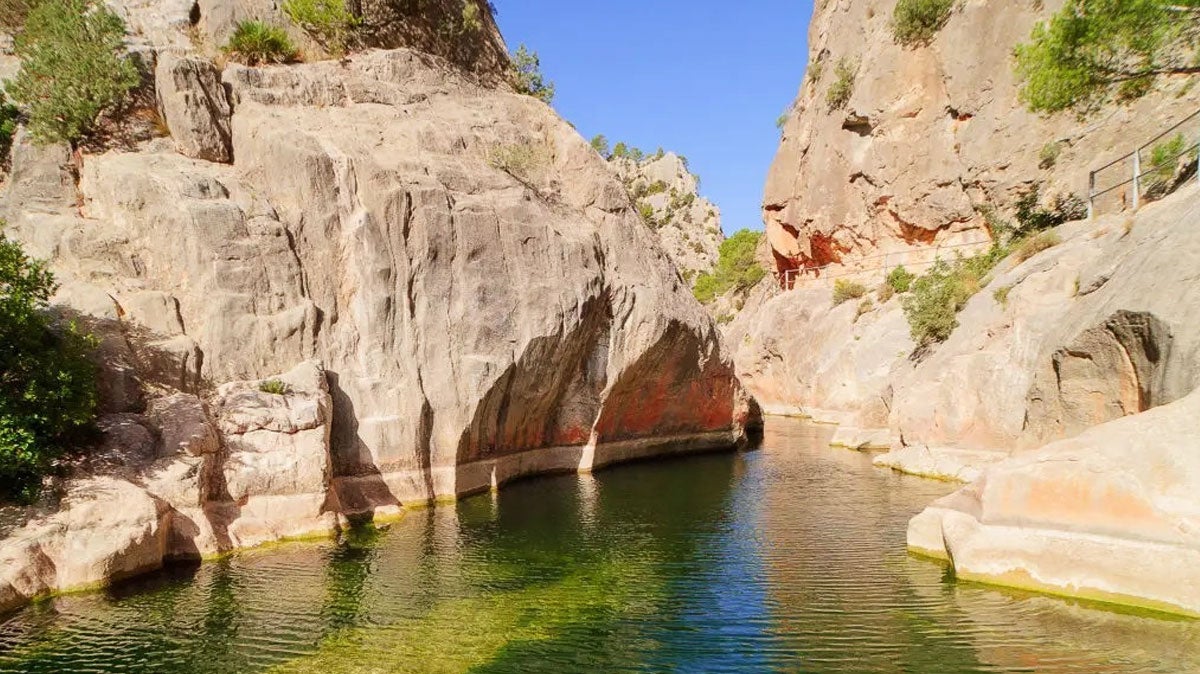 El balneario natural de Cataluña que parece sacado de una película: rodeado de naturaleza y acantilados