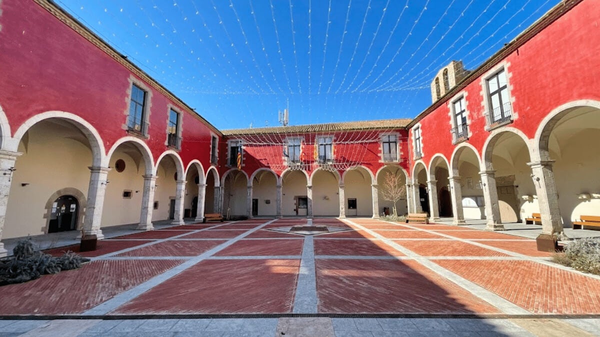 Jubilar-se al Mediterrani sense arruïnar-se: Castelló d’Empúries ven cases grans per menys de 90.000 € 