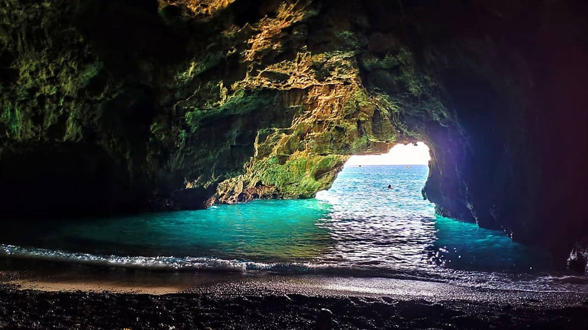 La platja dins la cova del Llop Marí