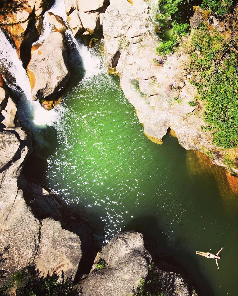 Vista aérea de una bañista en la Riera de Merlès