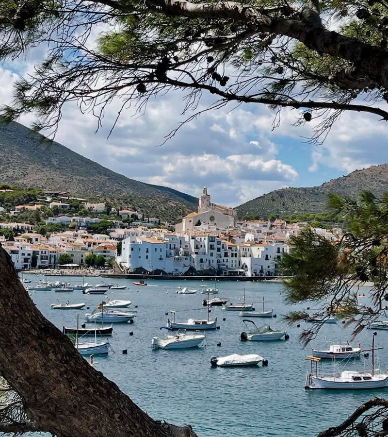 La llum es filtra entre blanc i blau a Cadaqués