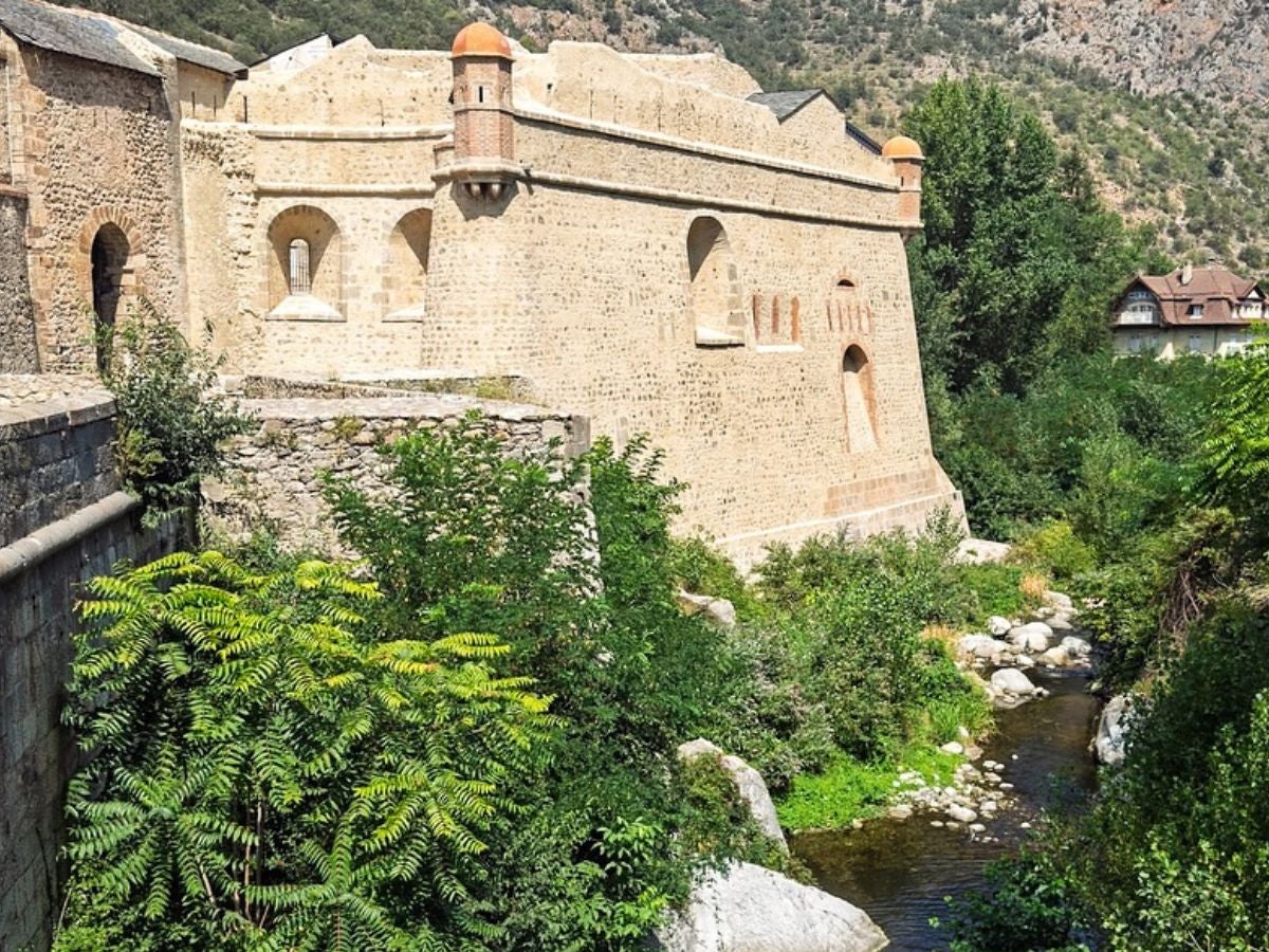 Muralla sobre el riu Cady