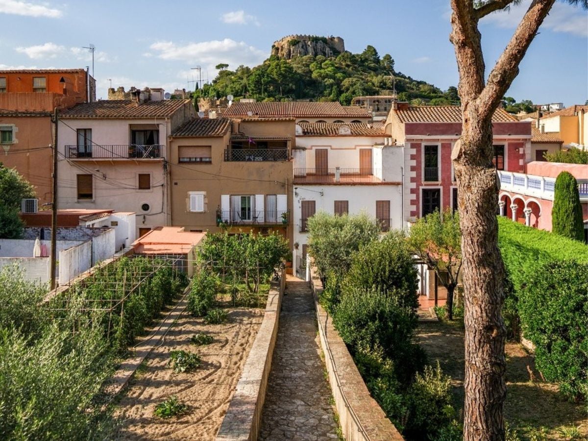 Les cases de Begur miren al passat amb el castell com a testimoni.