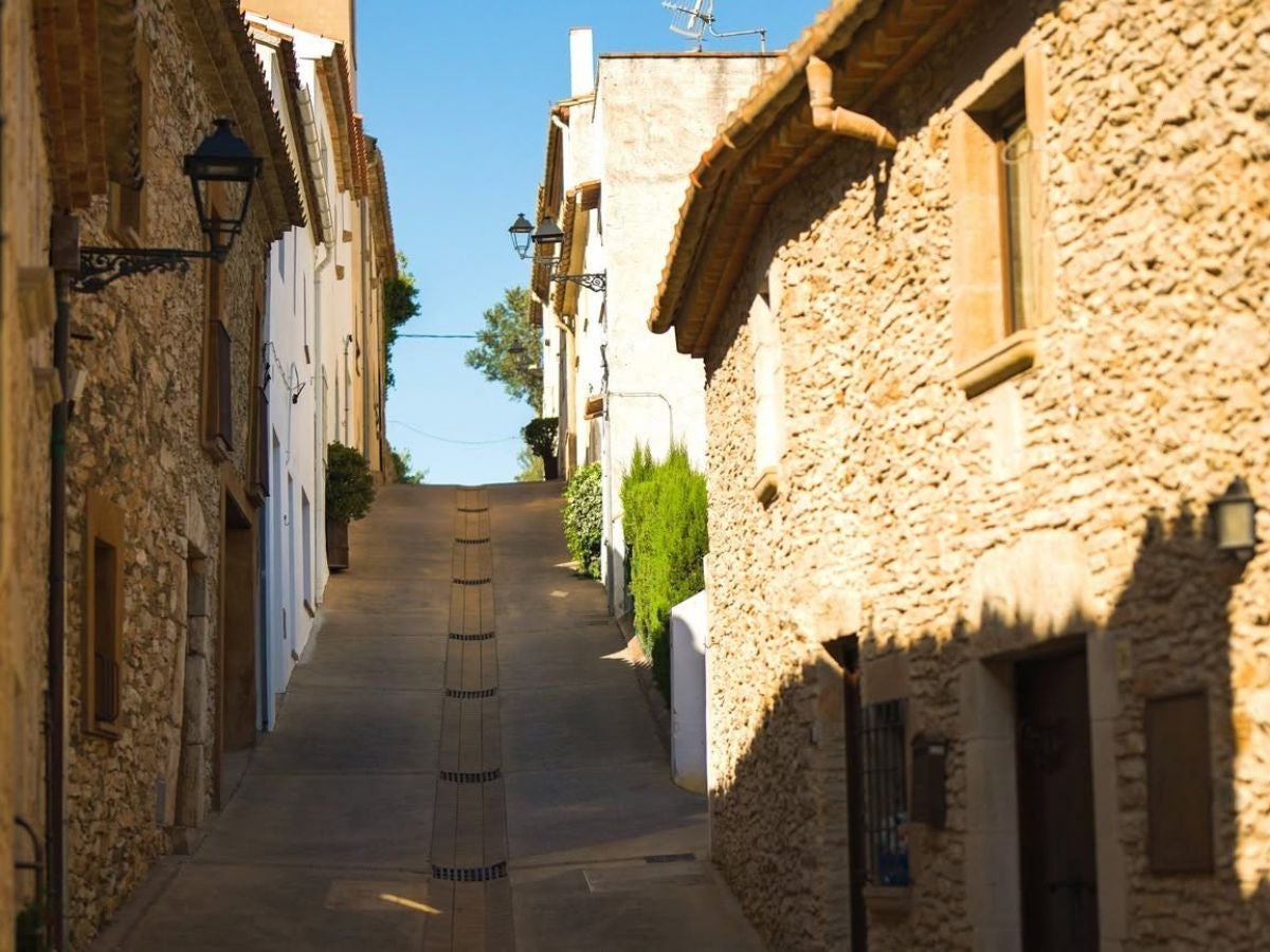 Carrers que conserven la calma i l’essència d’un poble amb història.