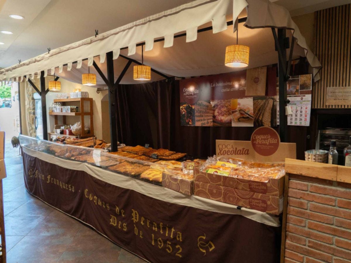 Les coques artesanals, dolces i salades, són protagonistes de la gastronomia local.