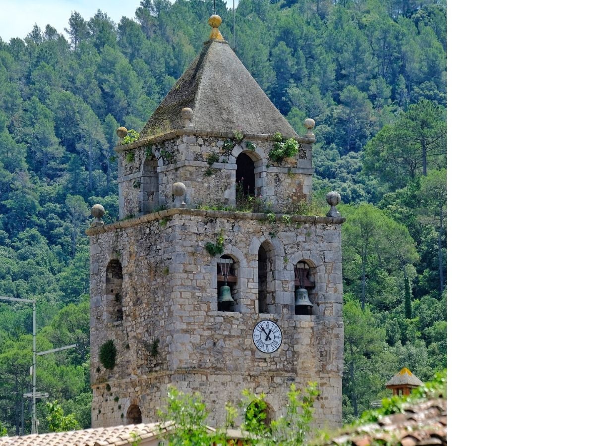 El campanar romànic de l’església de Sant Llorenç destaca entre el verd intens del paisatge del Prepirineu.