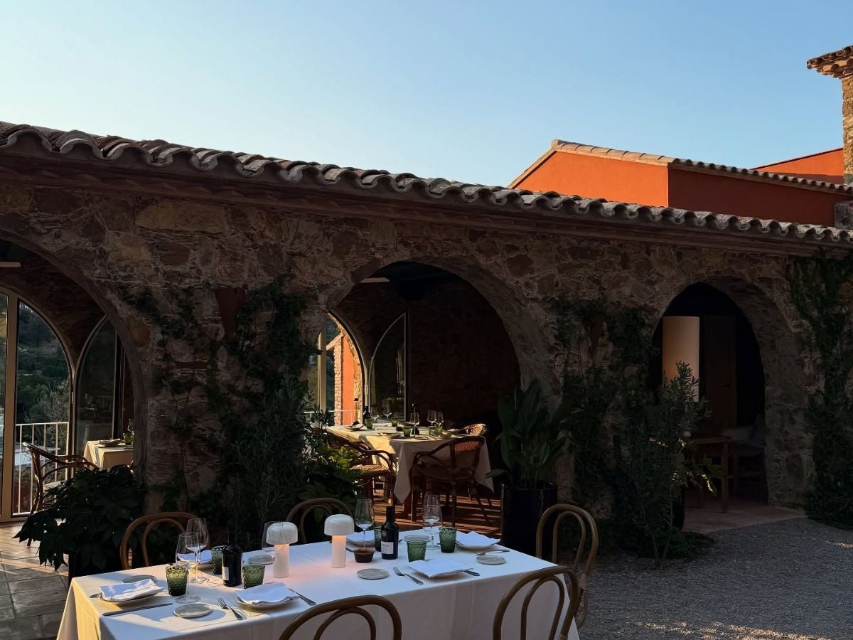 El claustre de la Finca Victoria: pedra, oliveres i cuina amb ànima.