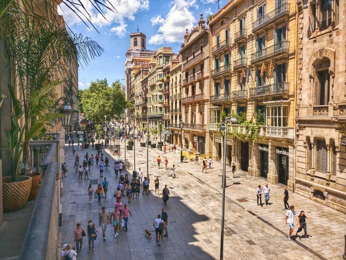 El Portal de l’Àngel, una de las calles comerciales más transitadas que conecta con la esencia histórica del Gótico.