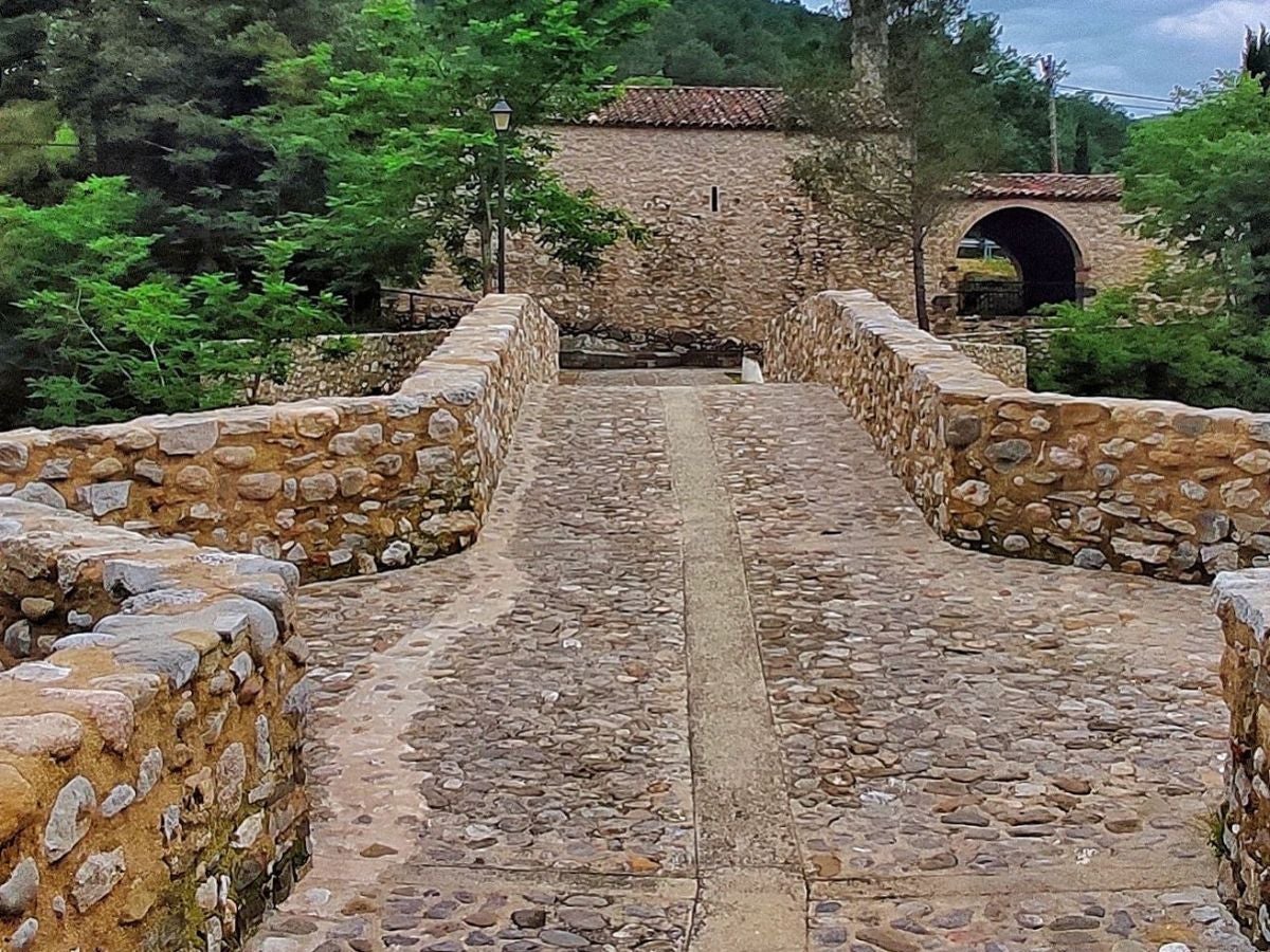 El pont de pedra, testimoni silenciós del pas del temps, connecta història i natura al cor de Sant Llorenç.