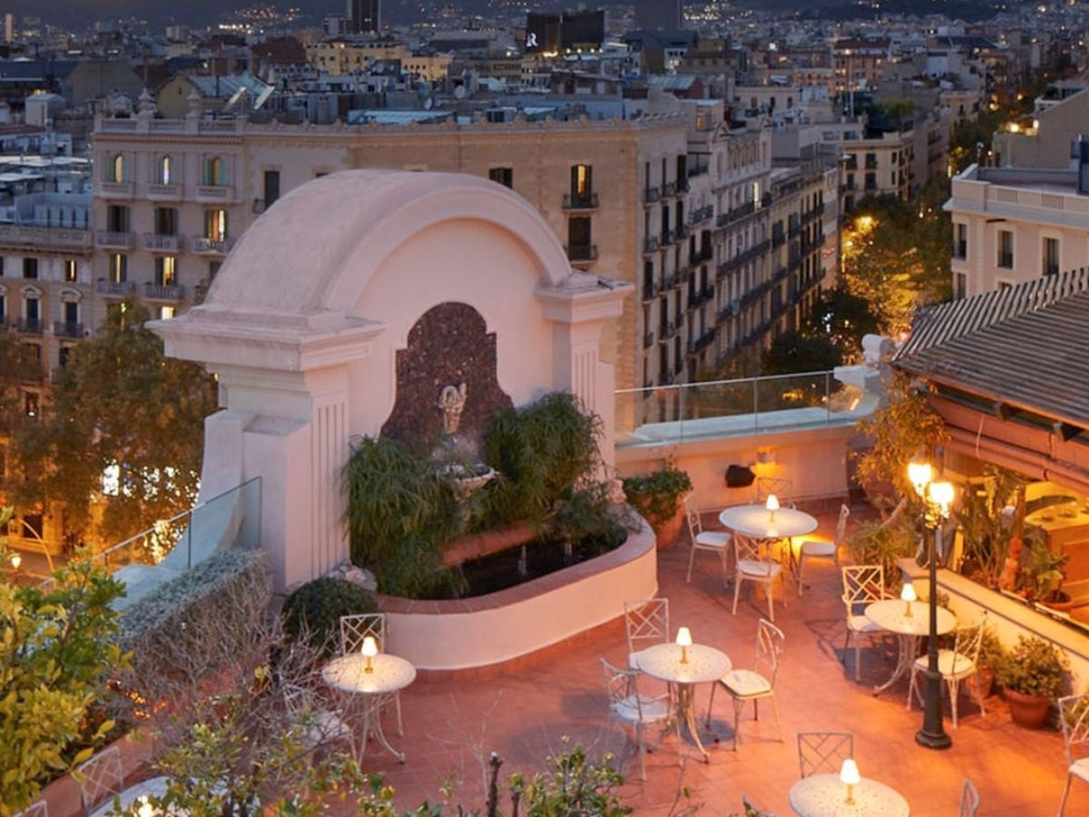 La seva terrassa ofereix vistes privilegiades de Barcelona, amb l’esperit acollidor d’un refugi urbà.